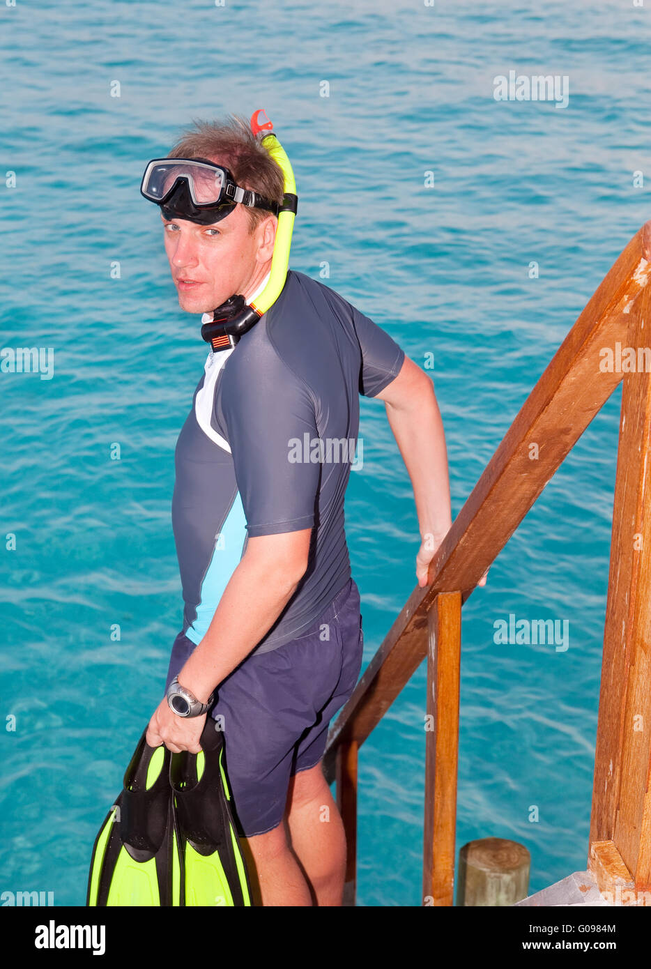 Homme avec palmes, masque et tube près de l'océan. Banque D'Images