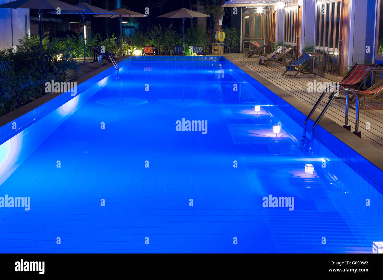 Jolie piscine dans la nuit dans un resort Banque D'Images