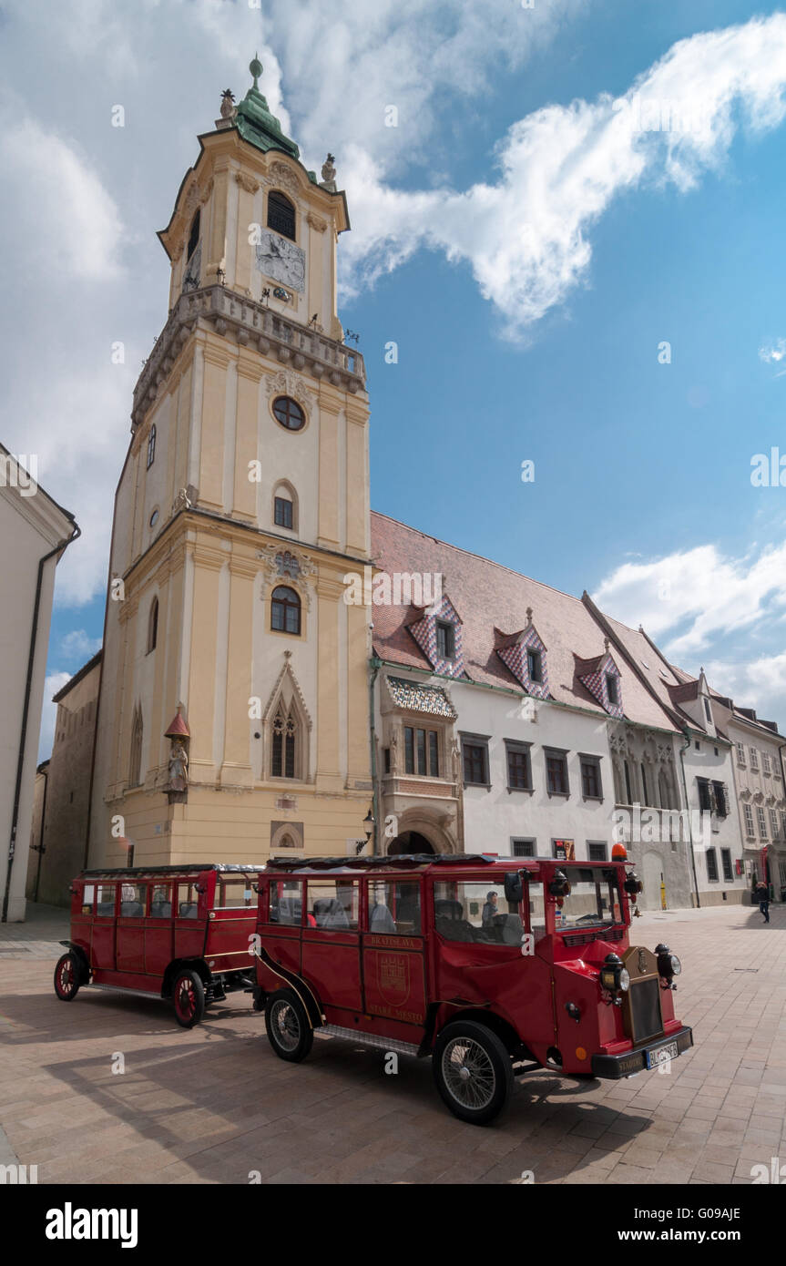 Les sites d'un mini bus en face de l'Ancien hôtel de ville de Bratislava, Slovaquie Banque D'Images