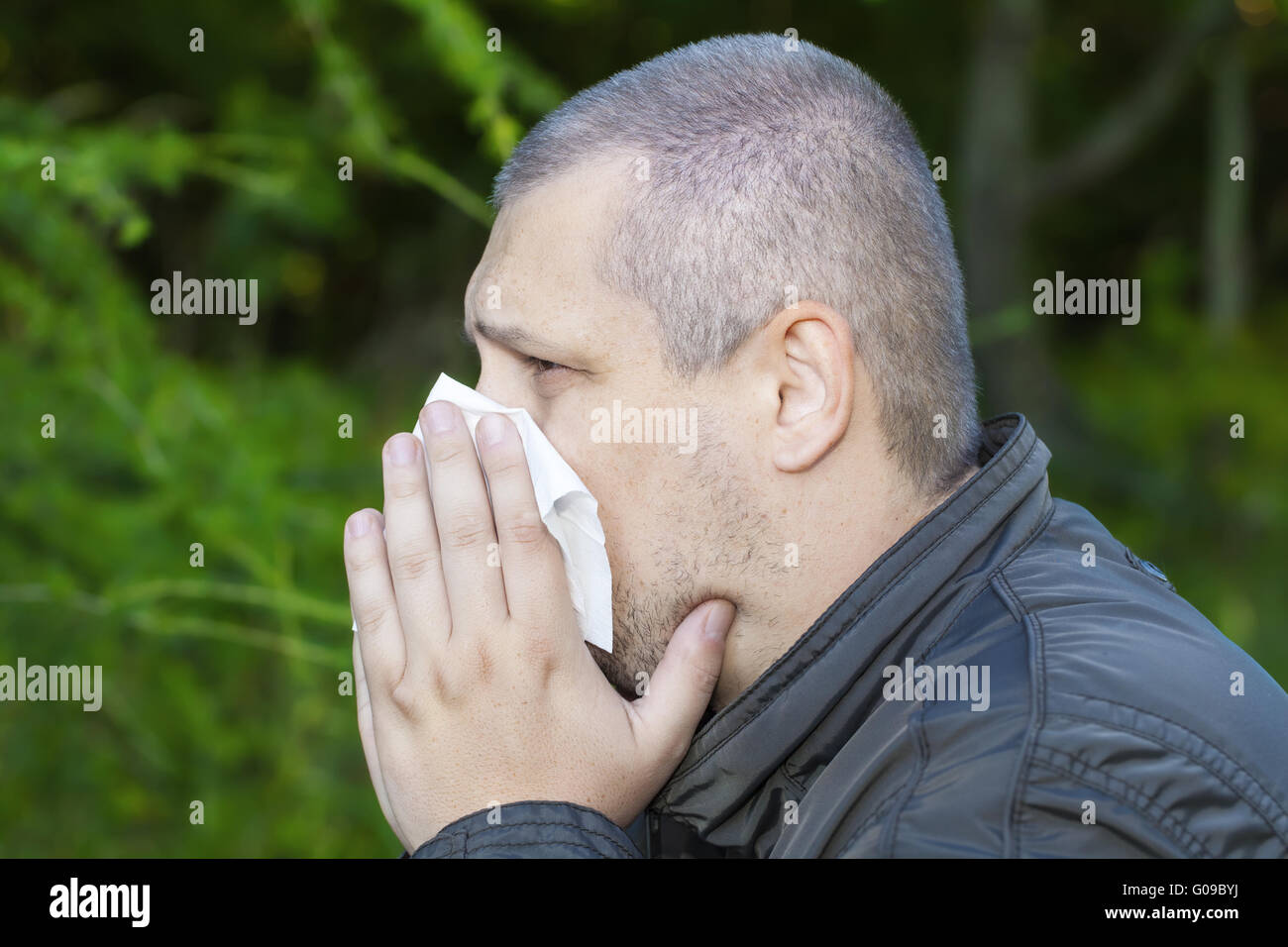 Homme avec un écoulement nasal et une serviette Banque D'Images