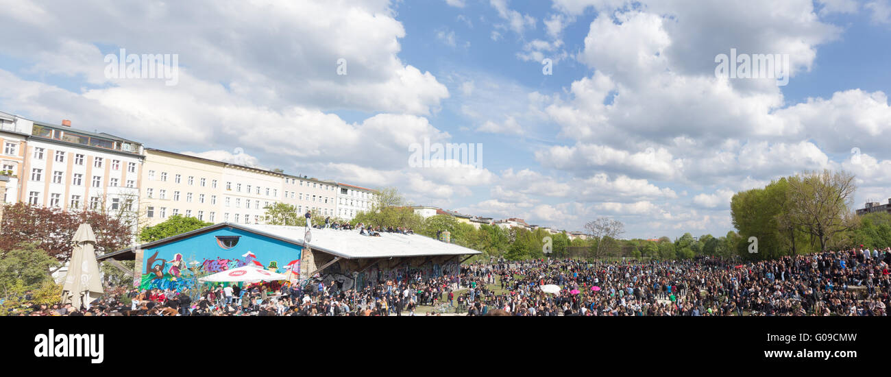 Parc bondé à Berlin - gens de goerlitzer park, Berlin Kreuzberg le 1er mai Fête du travail / / 01 mai. Banque D'Images