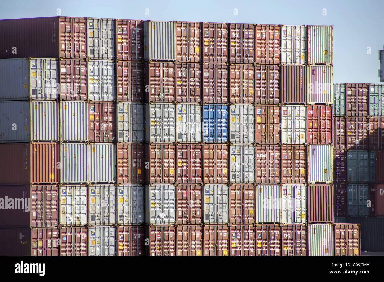 Pile de conteneur dans le port de Rotterdam Banque D'Images
