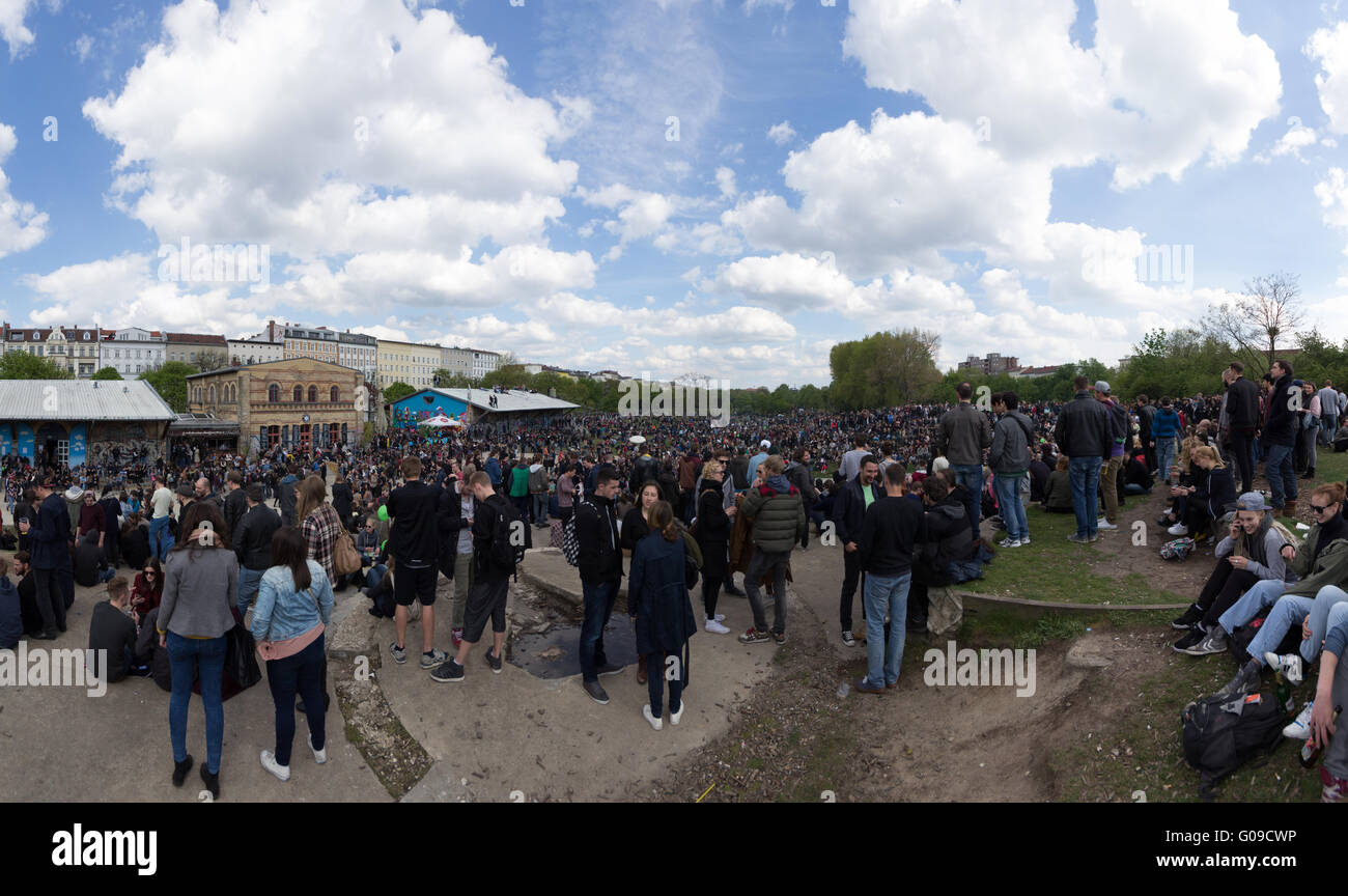 Les jeunes dans le parc bondé mayday sur /1. mai à Berlin, Allemagne Banque D'Images