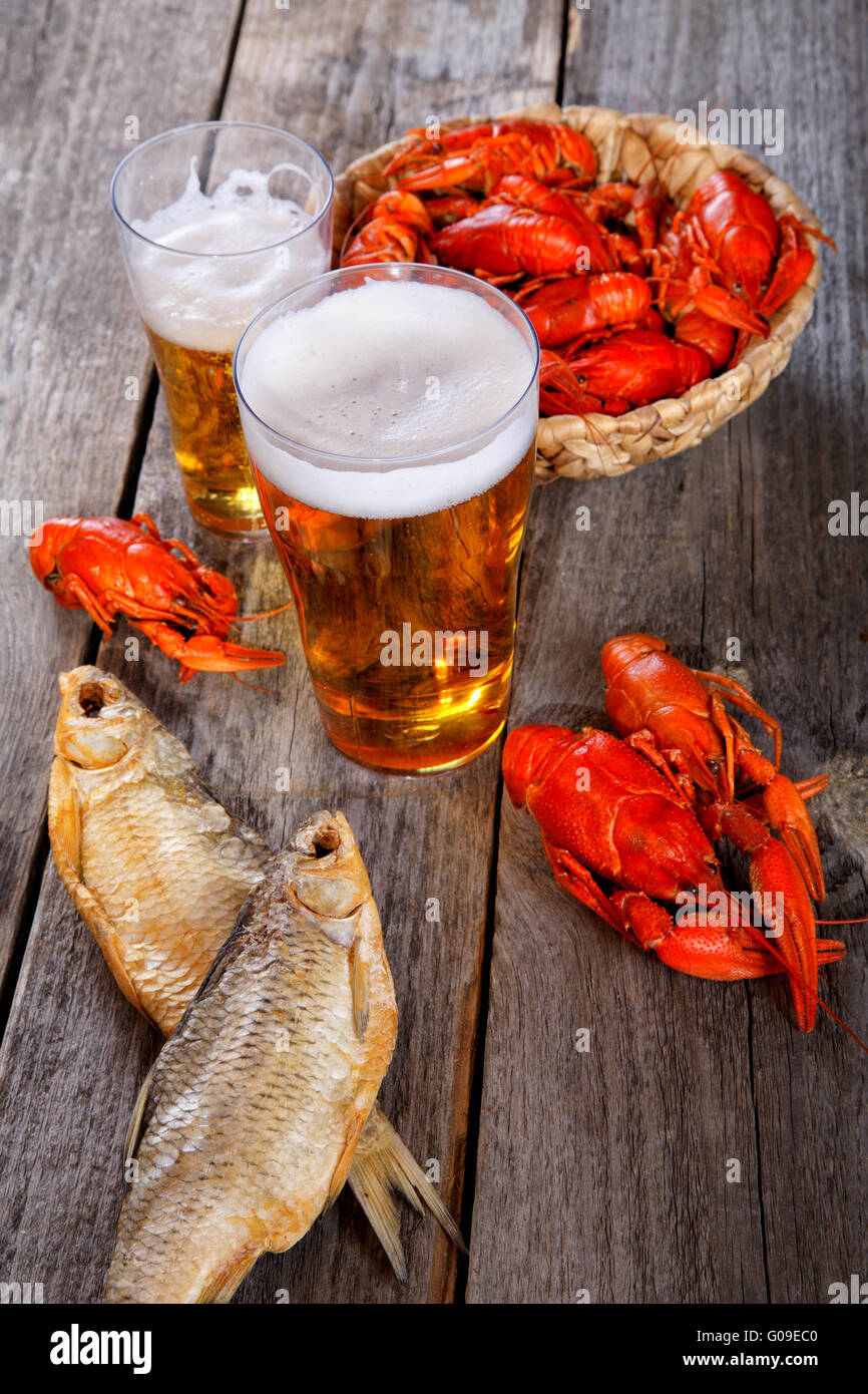 Les écrevisses bouillies savoureux poisson et vyaleny bière sur table ancienne Banque D'Images