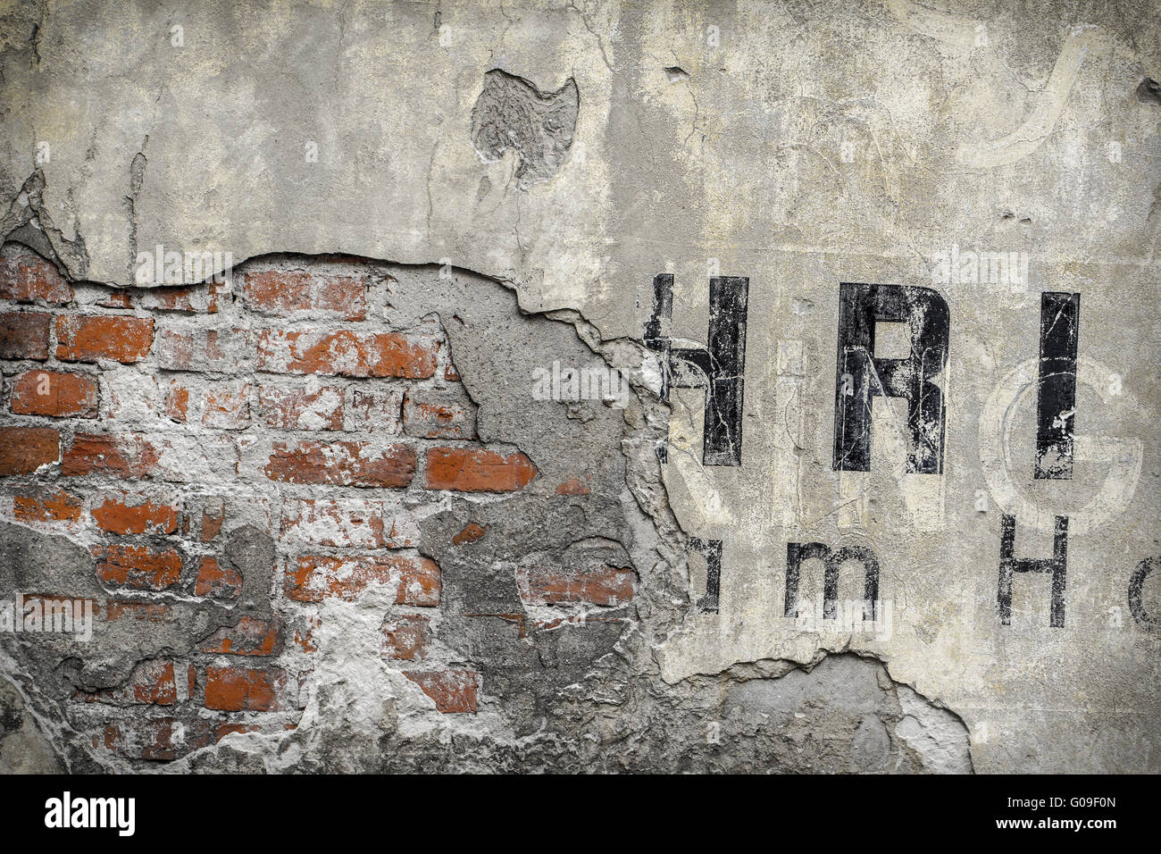 Mur de brique extérieur rendus vintage avec des fragments de lettres background Banque D'Images