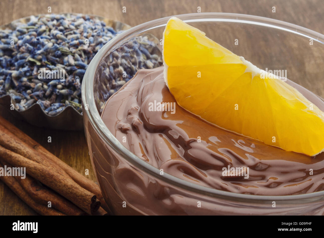 Mousse au chocolat garnie de fruits orange dans une tasse en verre Banque D'Images