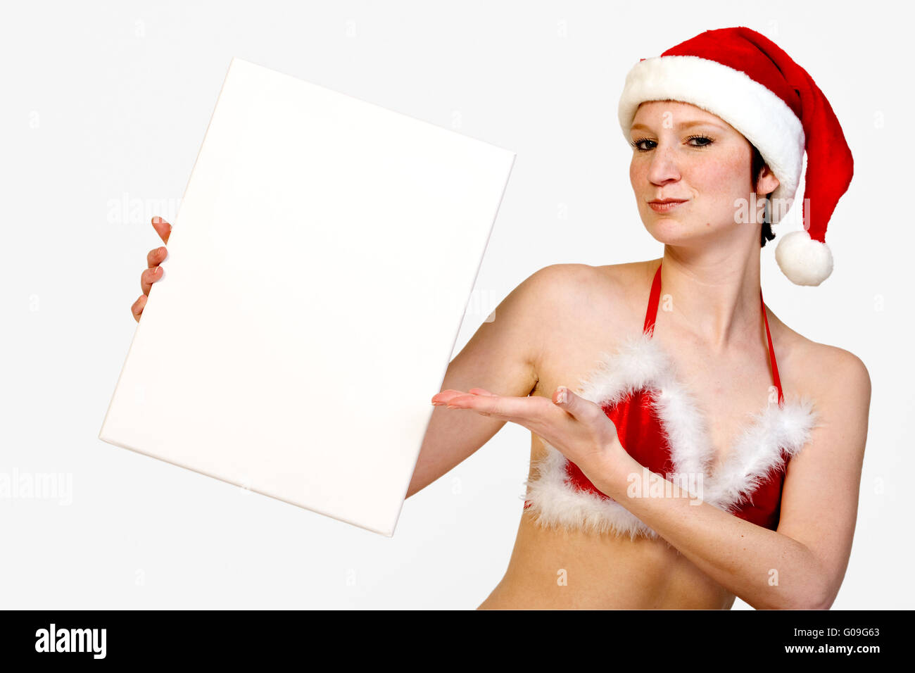Fille de Noël et un panneau blanc pour copyspace Banque D'Images