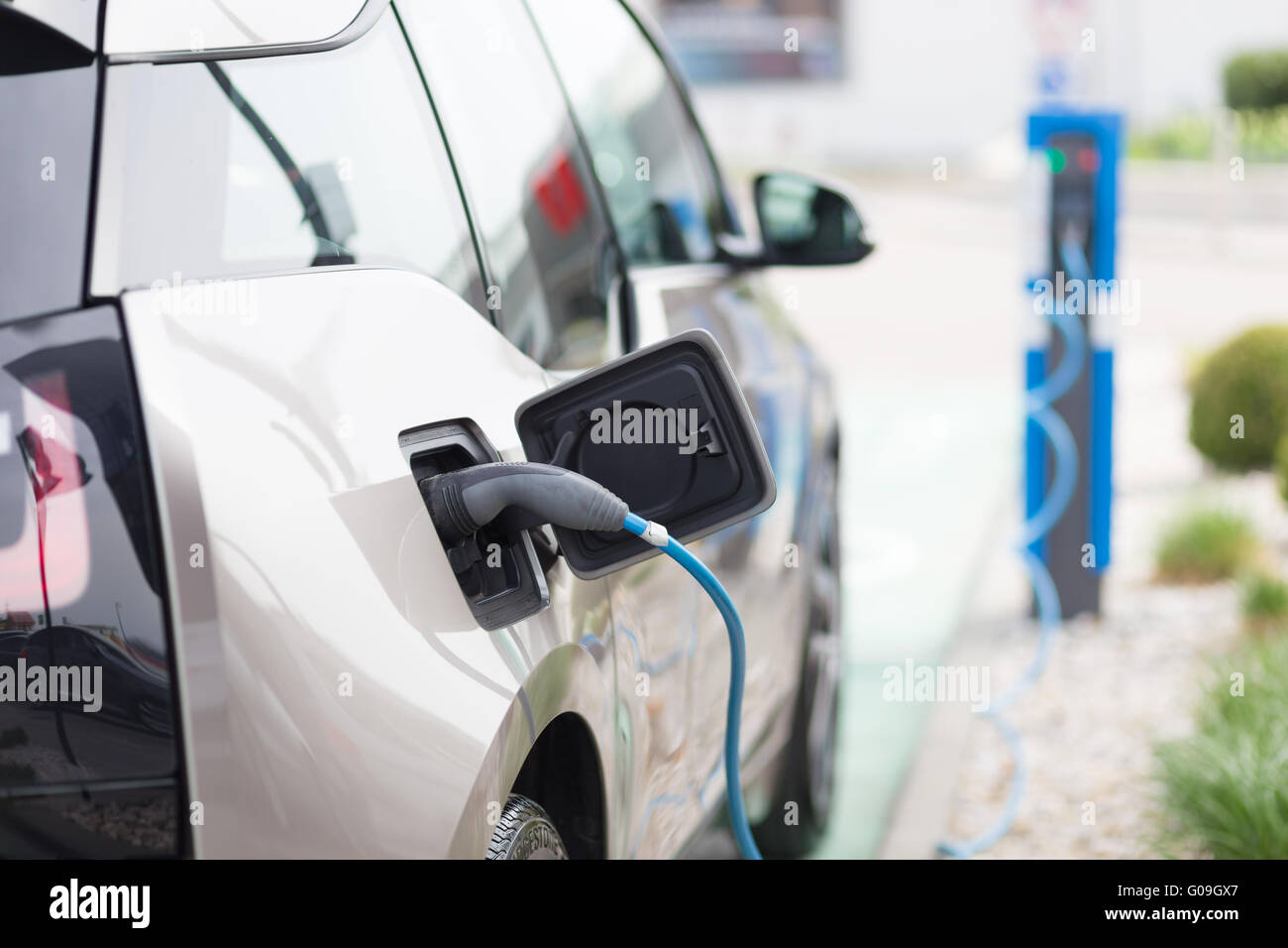 Voiture électrique dans la station de charge. Banque D'Images