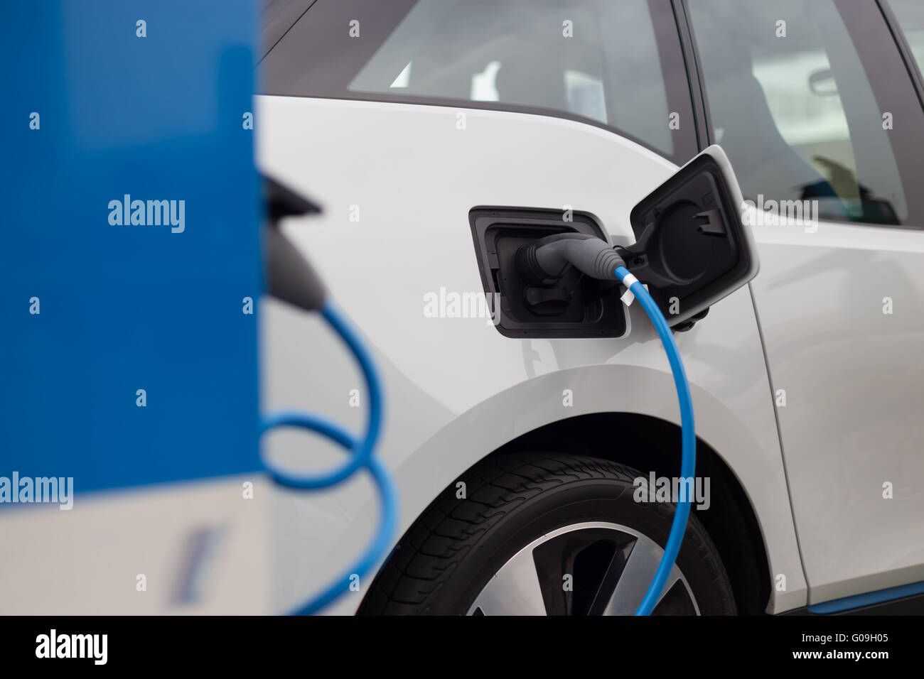 Voiture électrique dans la station de charge. Banque D'Images