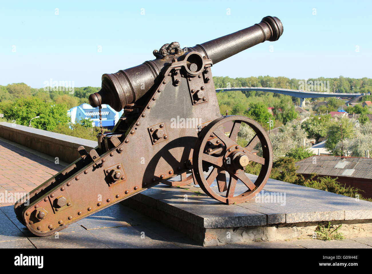 Old cannon debout dans Central Park de Chernihiv Banque D'Images