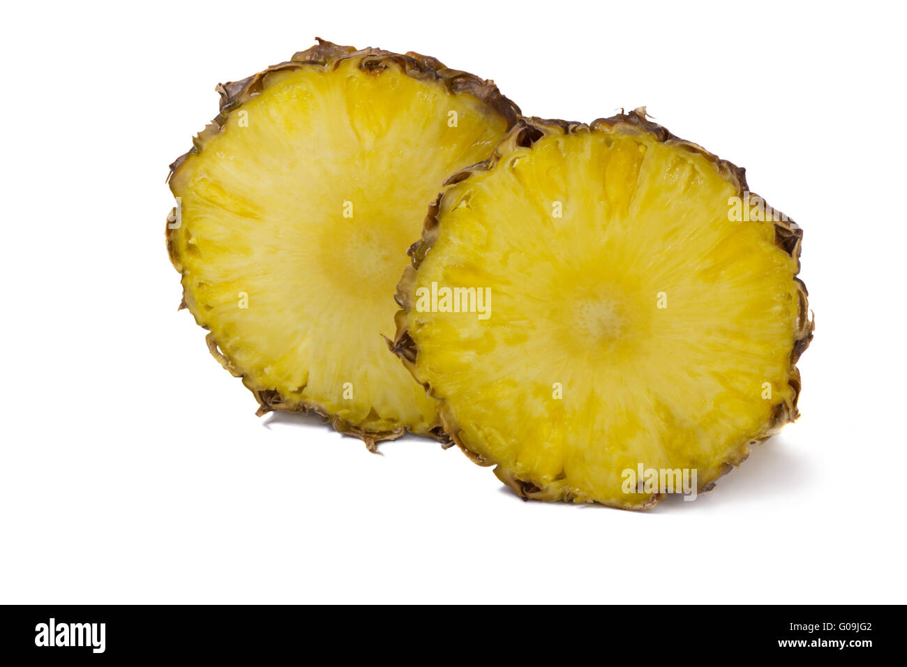 Coupé de les tranches d'ananas sur white background Banque D'Images