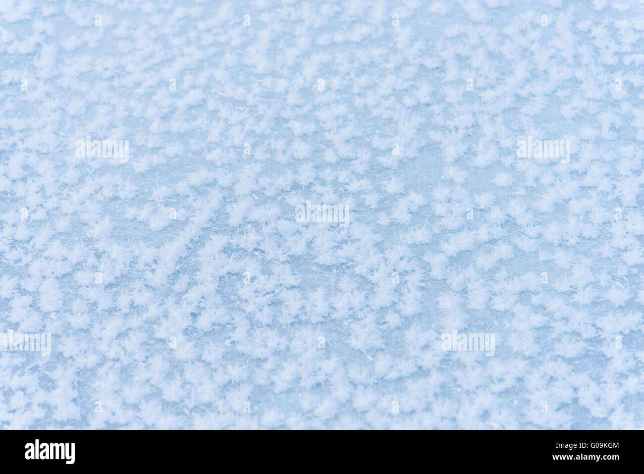 Contexte de la glace sur l'étang gelé avec des flocons de forme abstraite Banque D'Images
