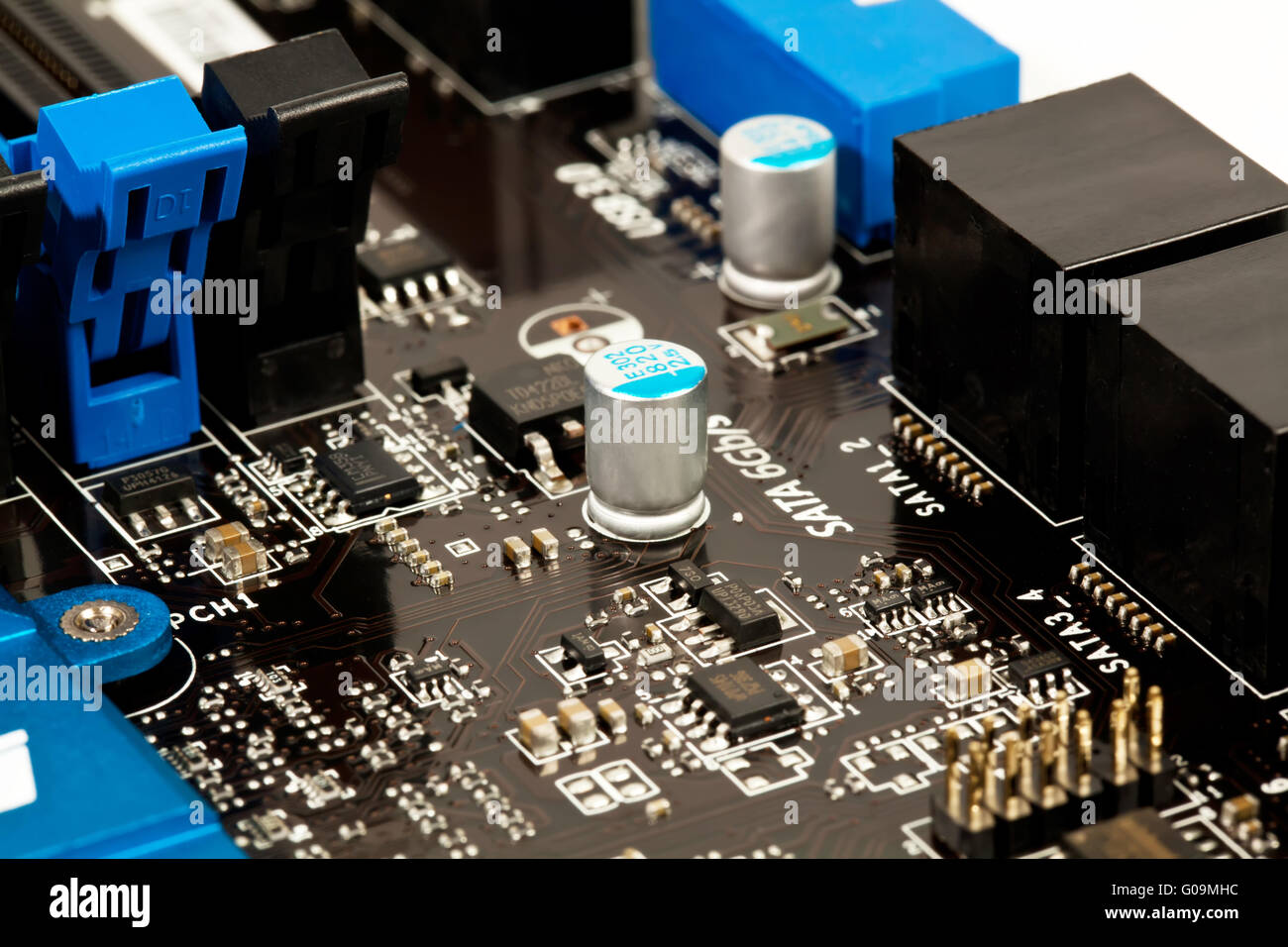 Microchip portable et conducteurs sur carte mère fermer Banque D'Images