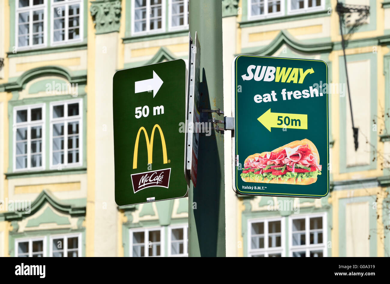 Prague, République tchèque. Les panneaux pour Macdonald et Subway sandwich shop dans Malostranste namesti (Lesser Town Square) Banque D'Images