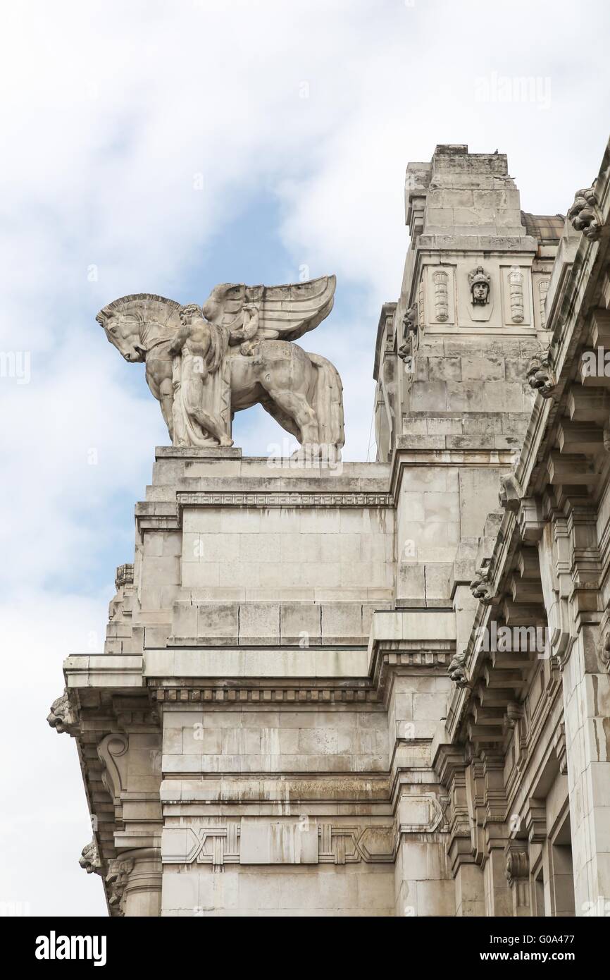 Statue décorative en façade et à la gare centrale de Milan, Italie Banque D'Images