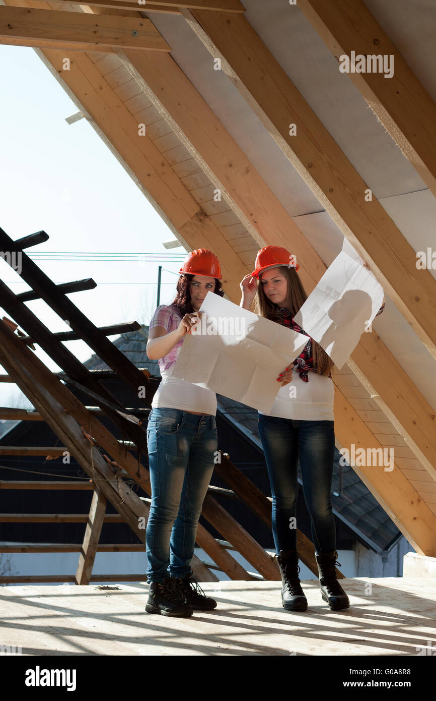Deux jeunes femmes qui travaillent sur le toit Banque D'Images