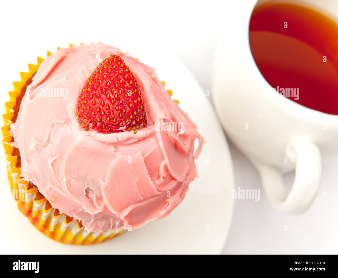 Gâteau aux fruits avec une fraise et une tasse de thé Banque D'Images