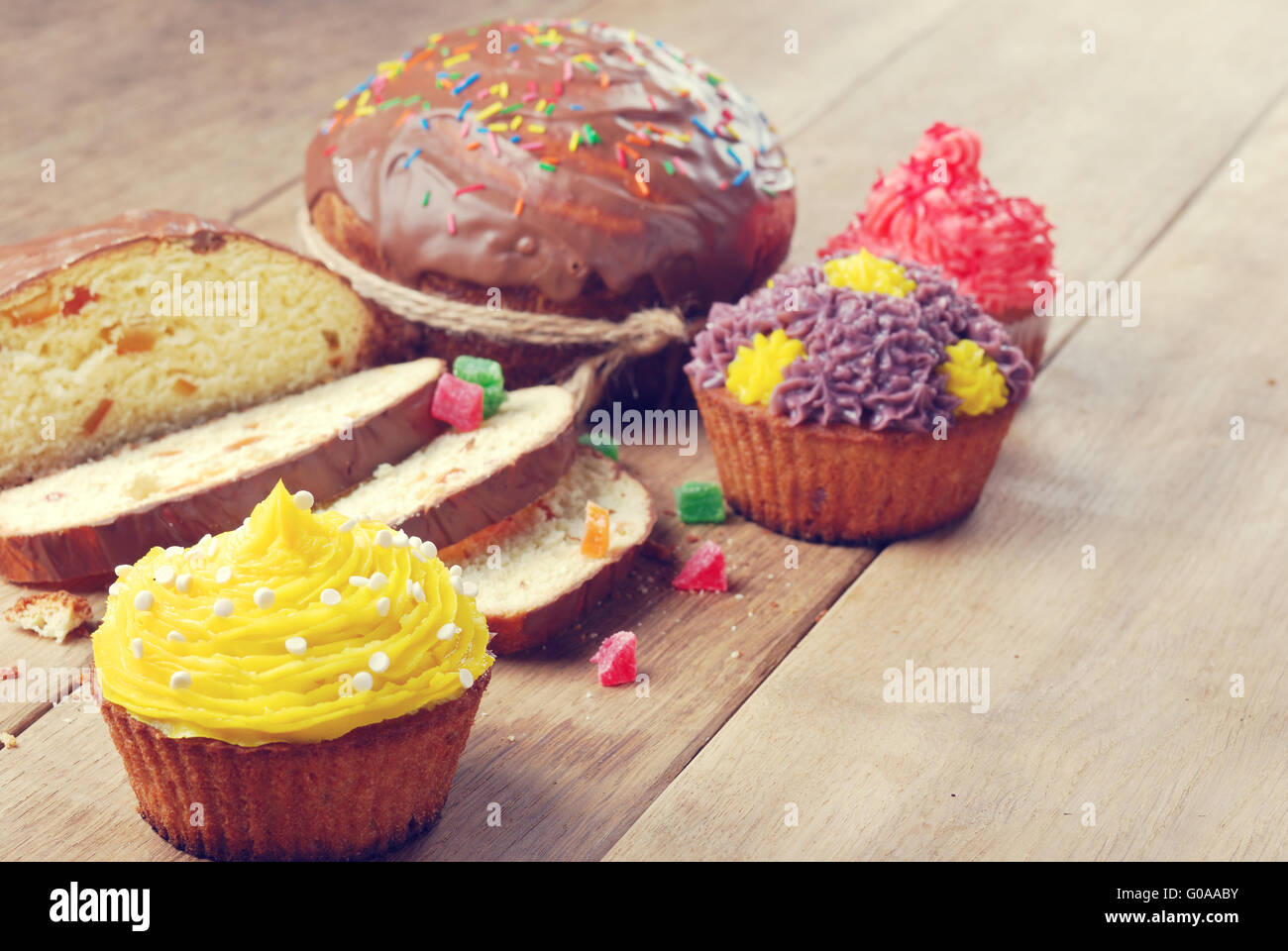 Pain de Pâques et des gâteaux sur la table en bois Banque D'Images