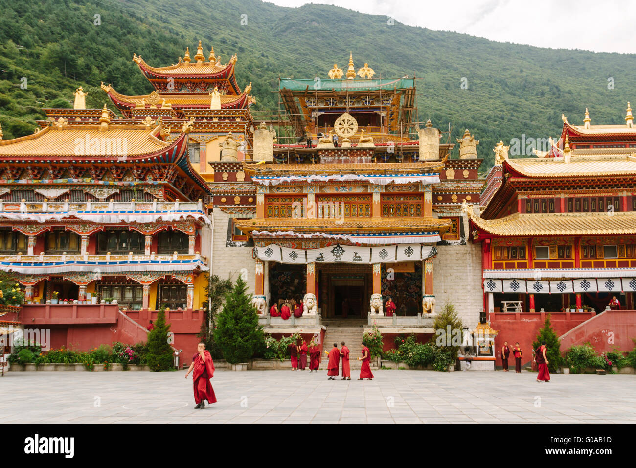 Kangding, province du Sichuan, Chine - Le point de vue du monastère de Namo, célèbre le Bouddhisme Tibétain Temple avec des moines dans la journée. Banque D'Images
