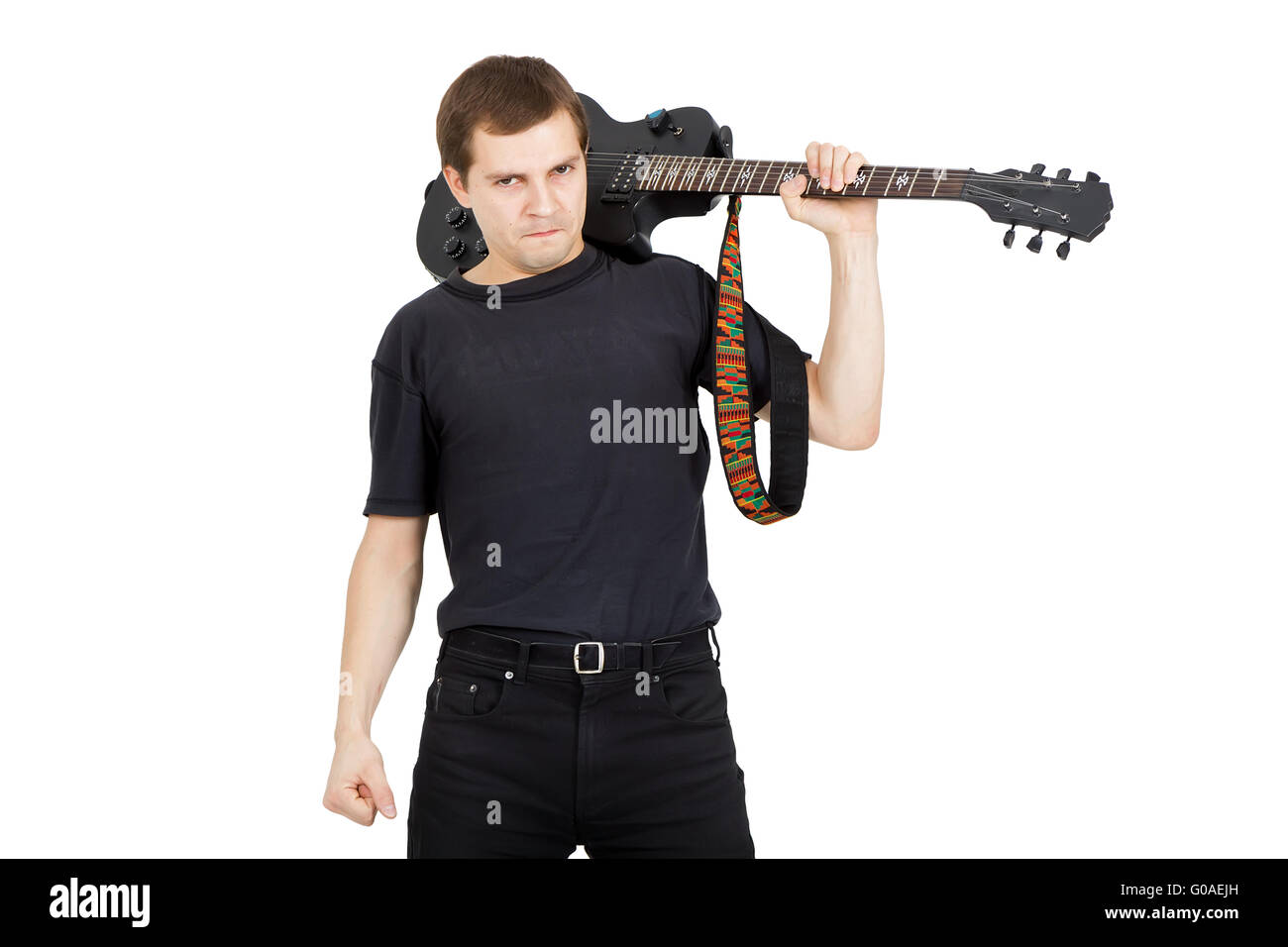 Jeune homme à la guitare électrique isolé sur fond blanc. Interprète de rock Banque D'Images