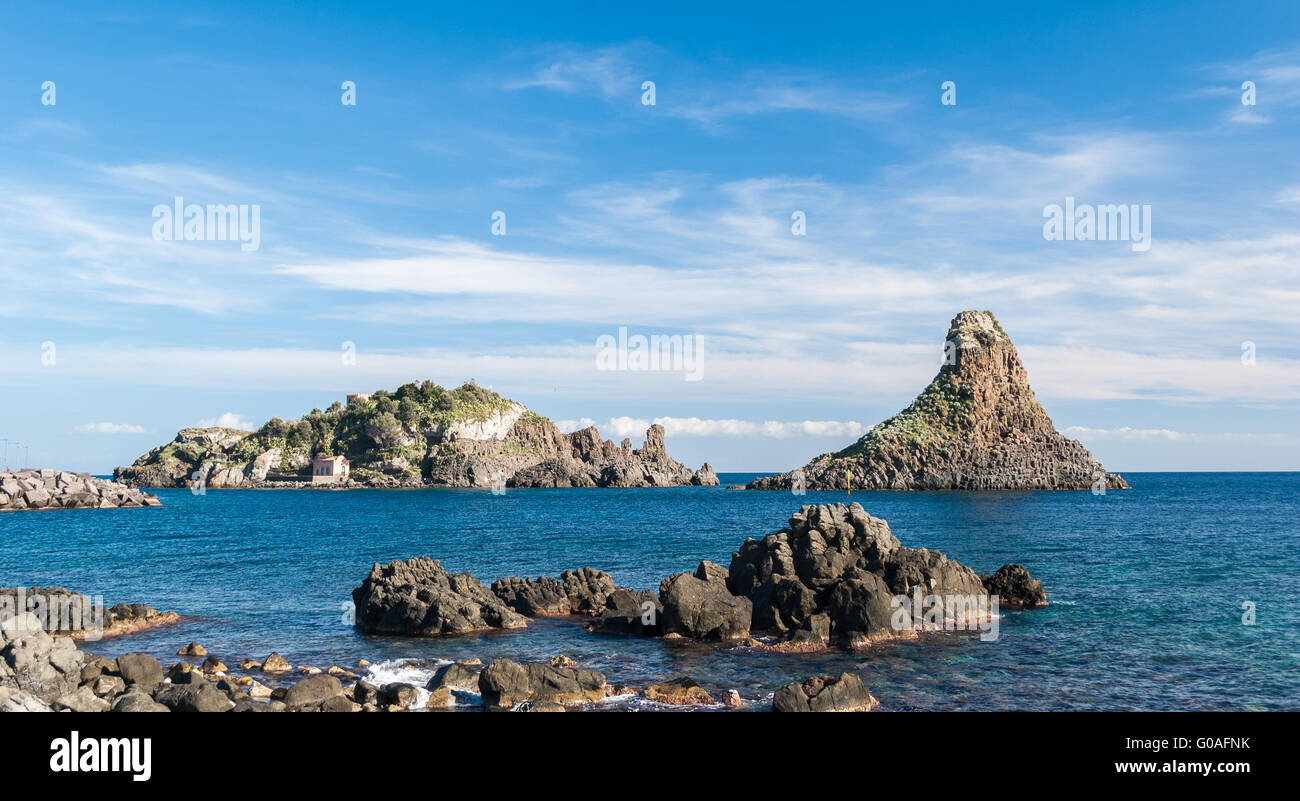 Une mer et l'île Lachea, pile caractéristiques géologiques à Acitrezza (Sicile) Banque D'Images