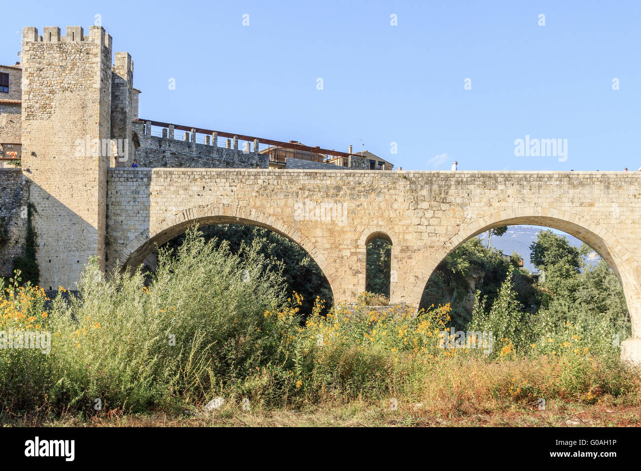 Pont sur le lit de rivière à sec Besalu Espagne Banque D'Images