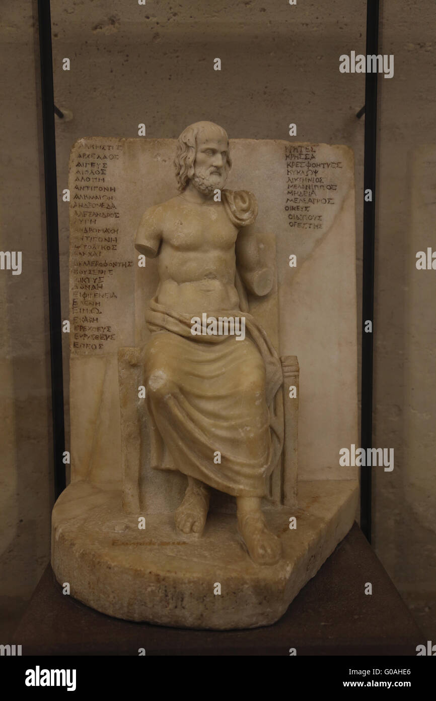 Statue d'Euripide. Sur le panneau d'arrière-plan sont énumérés certains d'Euripide. De l'Esquilin, Rome, 2e siècle AD. Banque D'Images