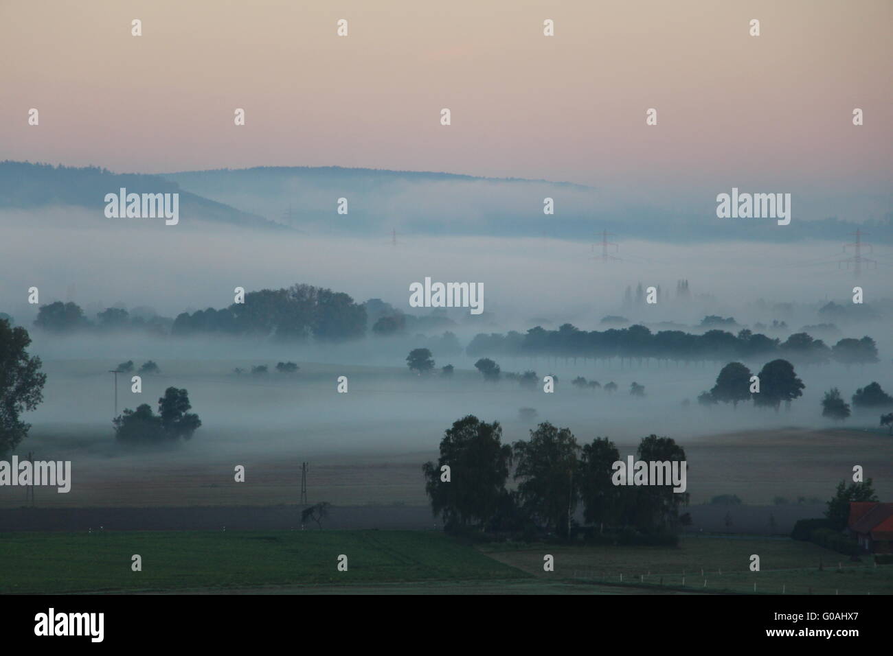 Paysage dans le brouillard Banque D'Images