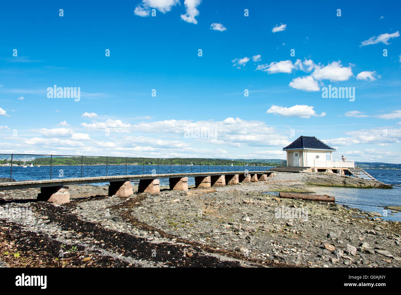 L'article seul petite maison et sentier sur fjord Banque D'Images