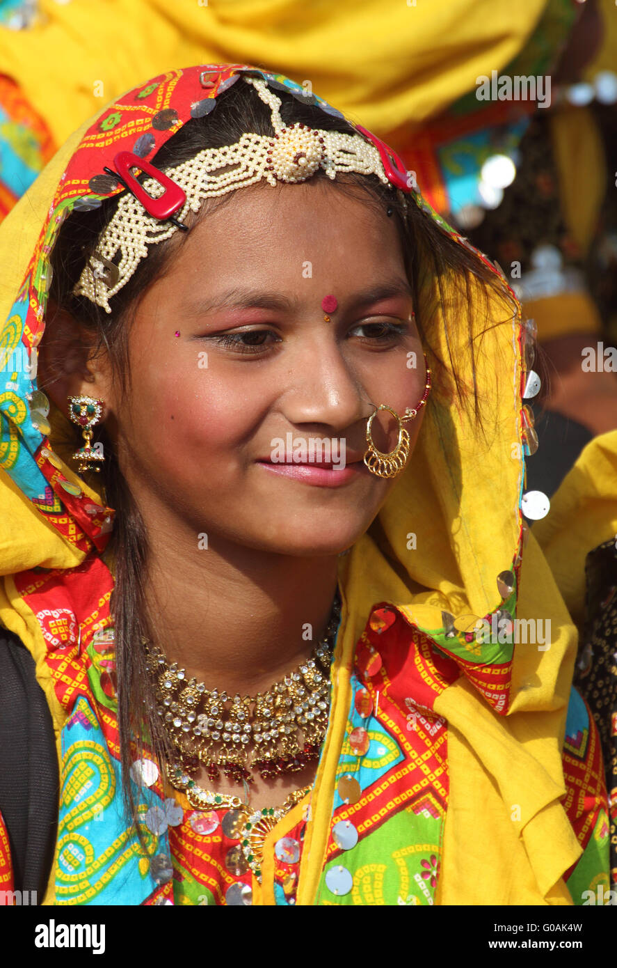 Portrait of smiling Indian girl à Pushkar camel fair Banque D'Images