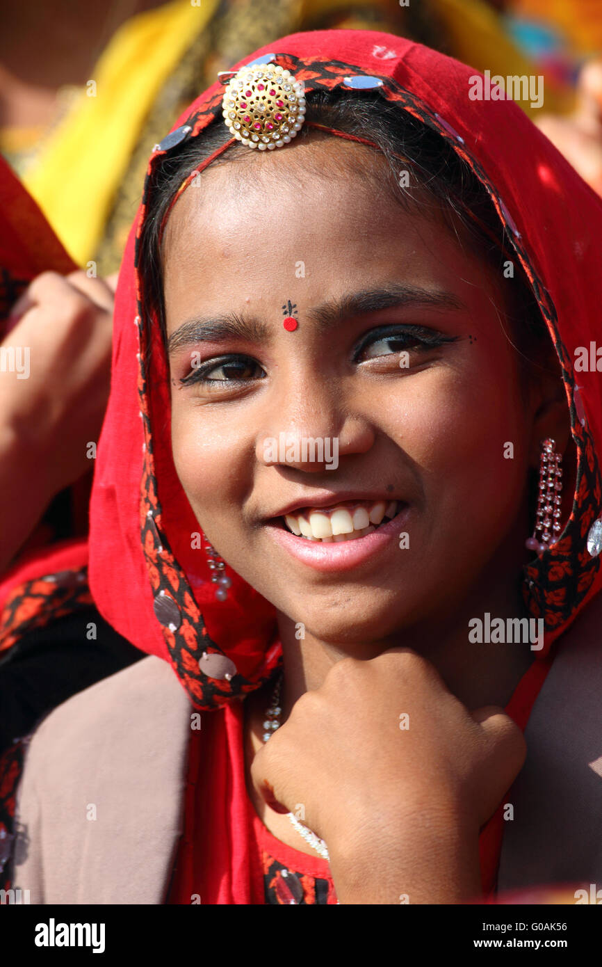 Portrait of smiling Indian girl à Pushkar camel fair Banque D'Images