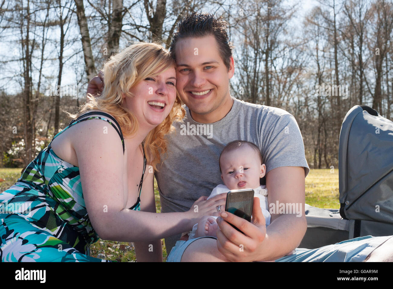 Jeune famille est de prendre une photo avec le smartphone Banque D'Images