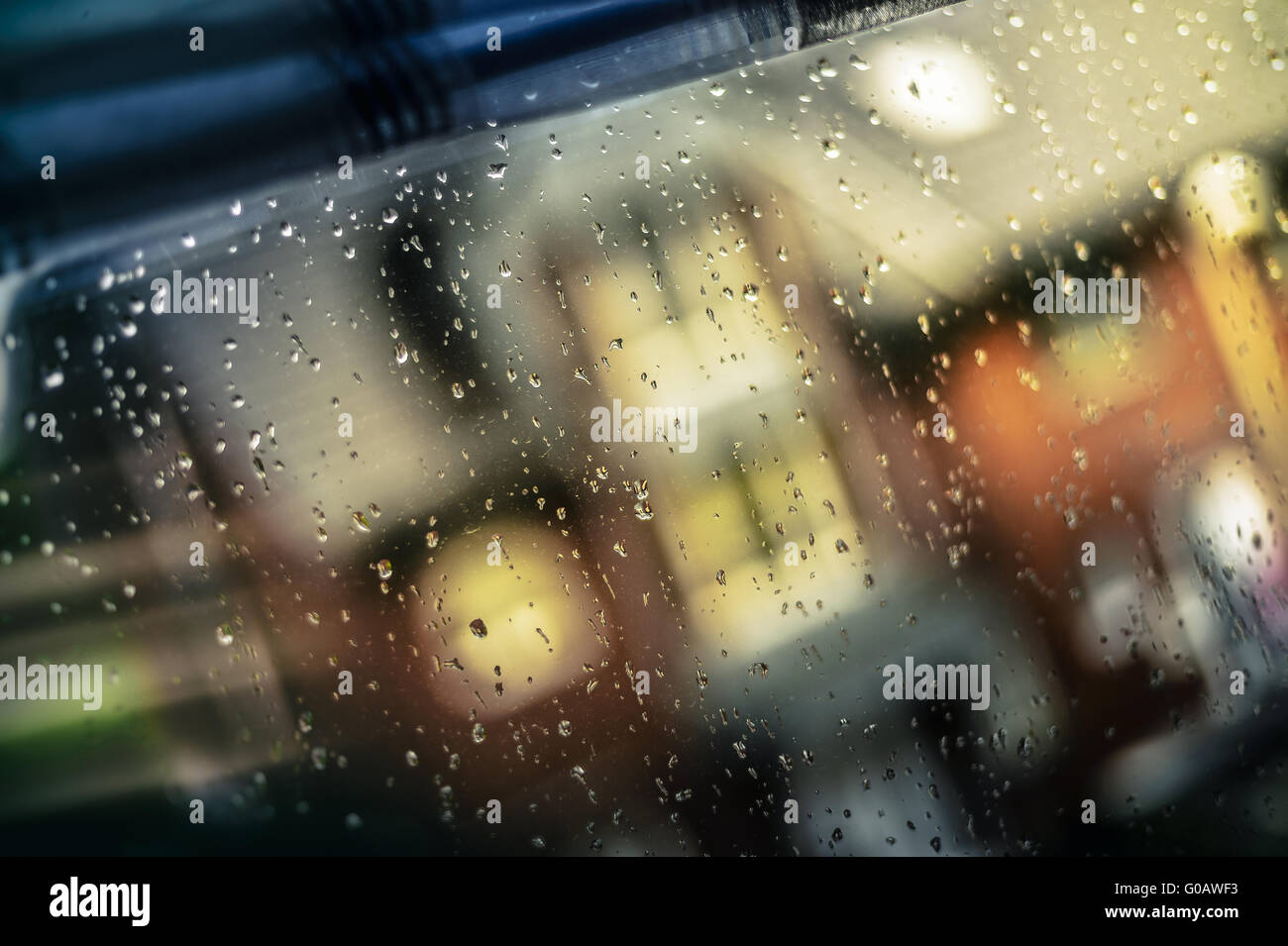 Gouttes de pluie sur un carreau de fenêtre Banque D'Images