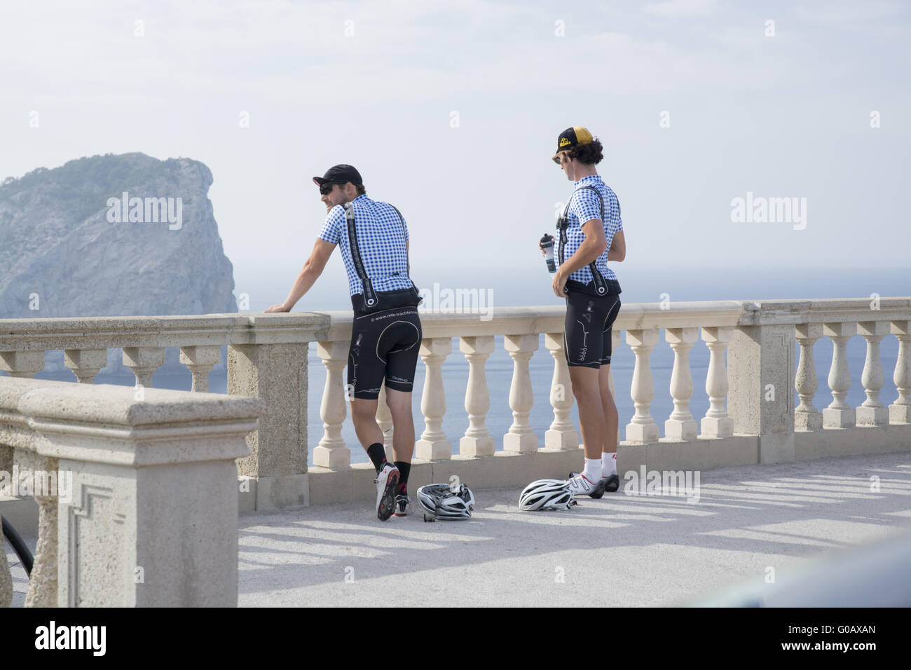 Deux cyclistes à admirer la vue de Formentor li Banque D'Images
