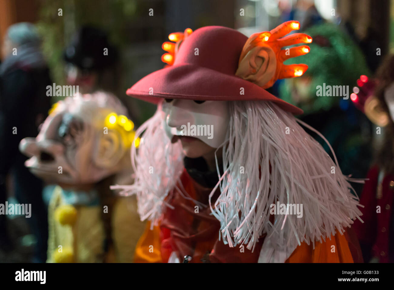 Fermer la vue sur un déguisement avec LED orange s'allume pendant le carnaval de Bâle 2016 Banque D'Images