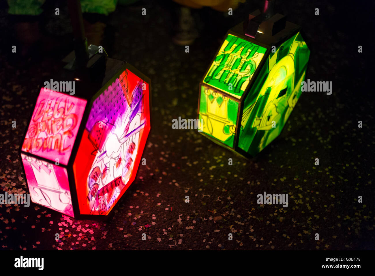Deux luminaires lumineux (vert et rouge) se tenir à l'envers dans la rue pendant la carnaval de Bâle 2016 Banque D'Images