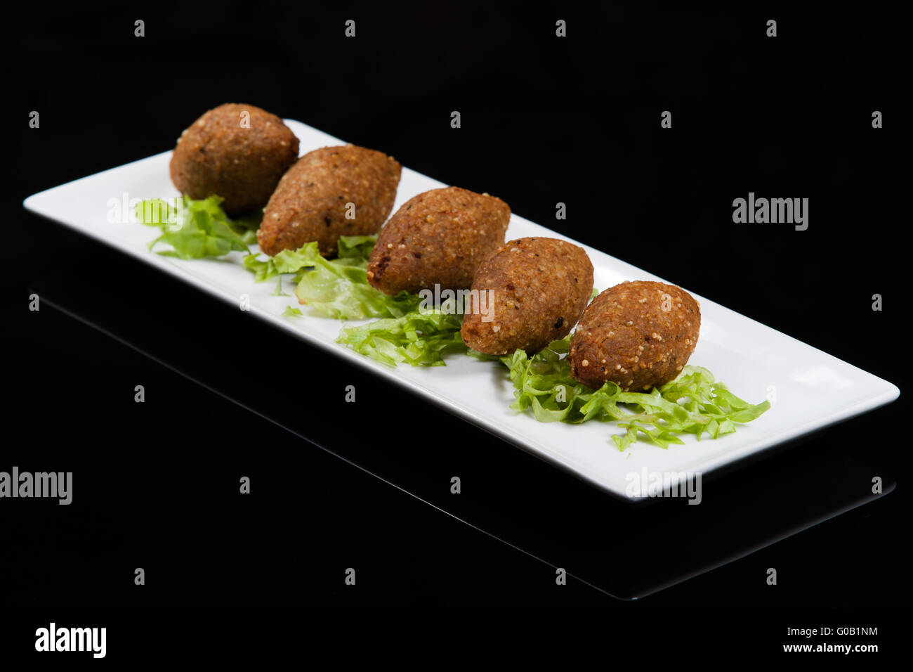 Kebbeh, viande rouge au sol avec du blé concassé, cuisine Libanaise. Banque D'Images