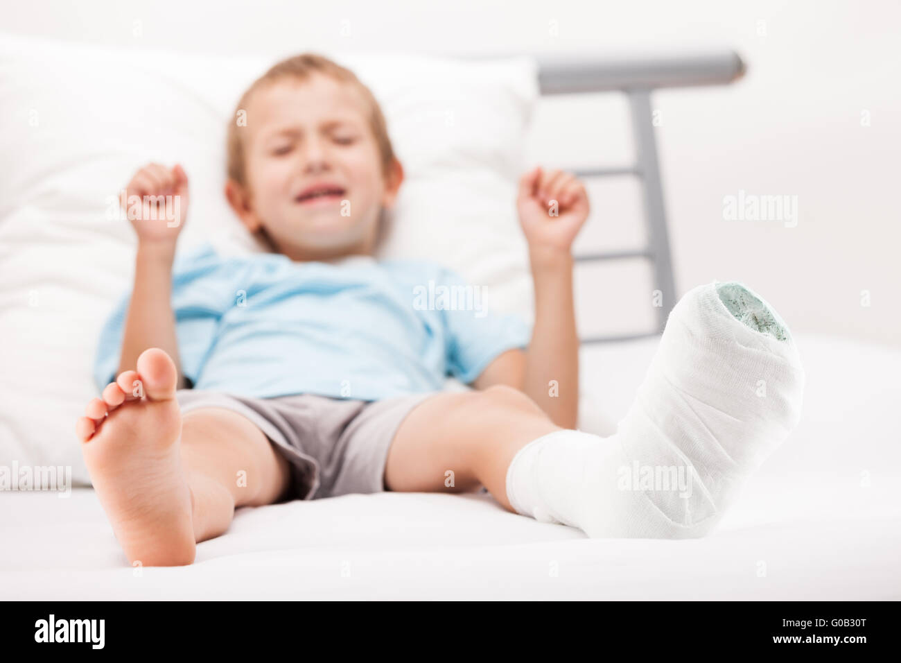 Petit enfant garçon avec bandage en plâtre sur le talon de la jambe Banque D'Images