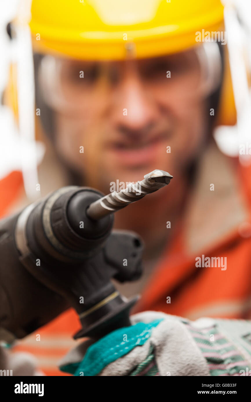 L'homme travailleur manuel ou ingénieur en sécurité casque il Banque D'Images