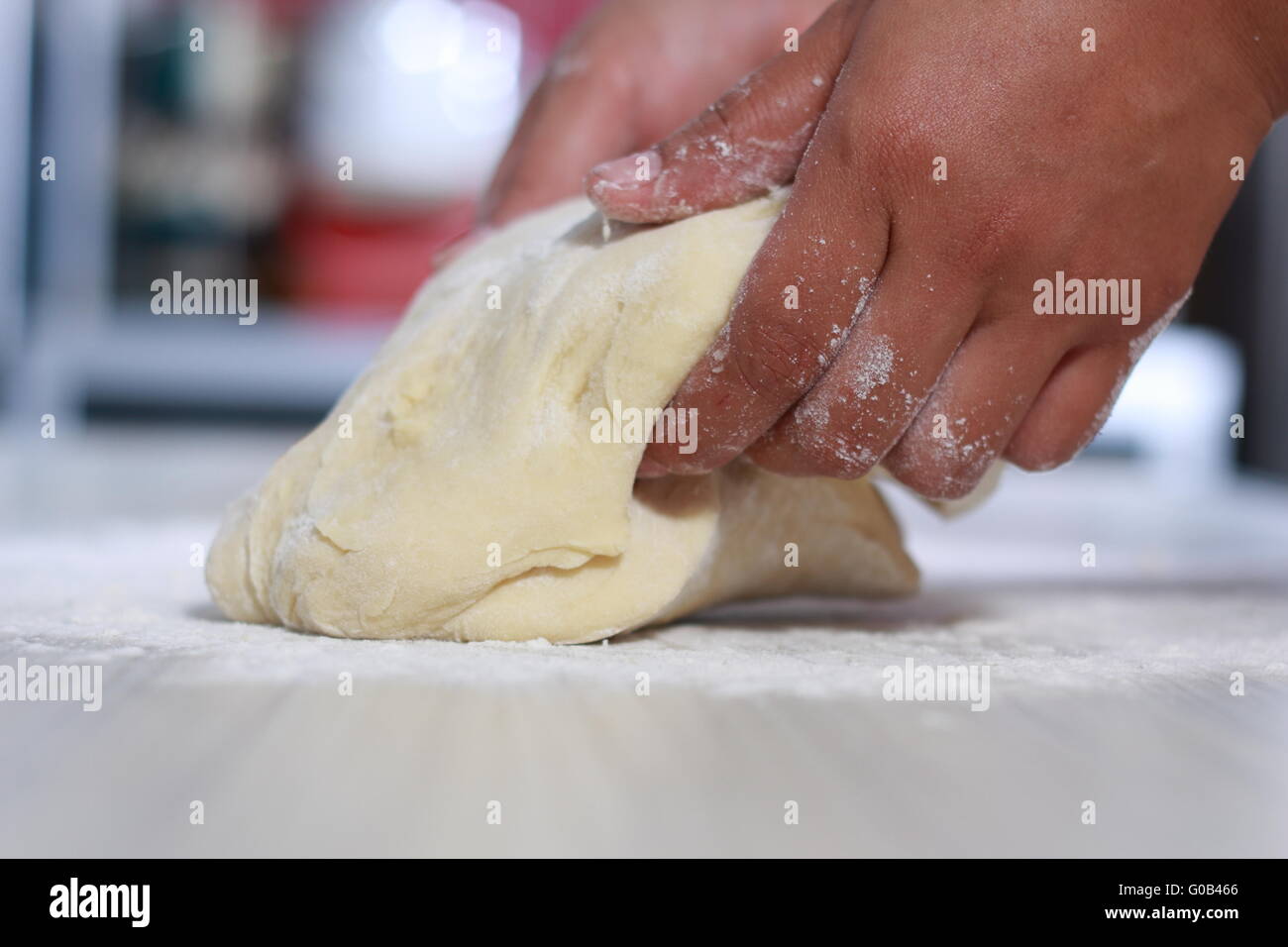 Close up image of bakery chef making de pâte à pain dans la cuisine Banque D'Images