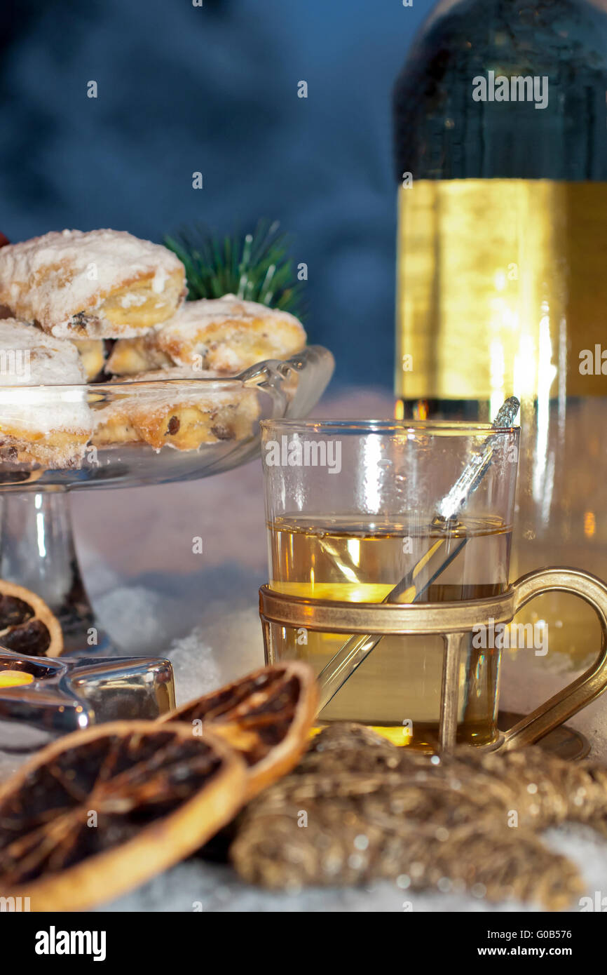 Lueur blanche-vin et les cookies dans décoration winterly Banque D'Images