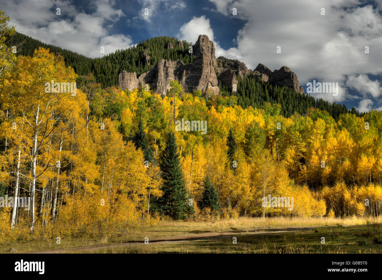 Pinacles de tuf volcanique soudé au-dessus du vacarme Lake, Colorado, dans le bassin de la rivière Cimmaron des montagnes San Juan Banque D'Images