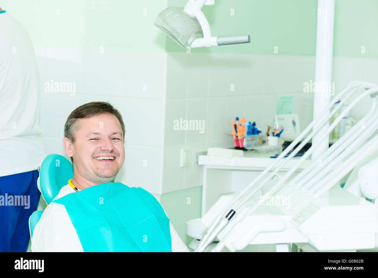Patient smiling at camera au bureau de dentiste Banque D'Images