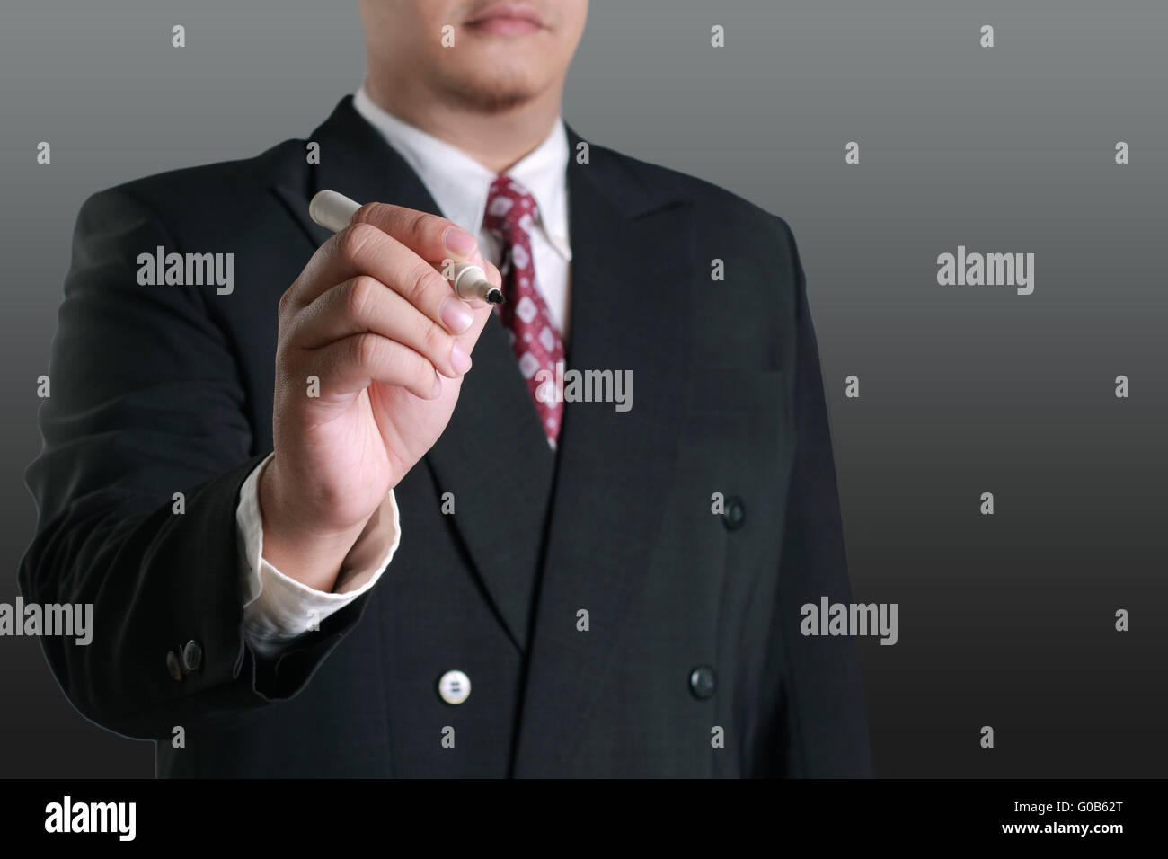 Concept d'affaires image modifiable d'un businessman holding marqueur en position d'écriture sur l'écran vide en face de lui Banque D'Images