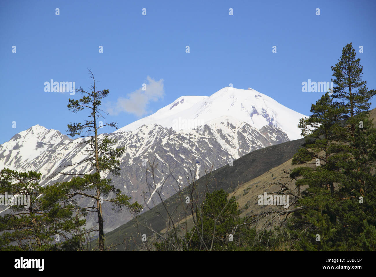 Plus haute montagne majestueuse en Europe, l'Elbrous, des terres Banque D'Images