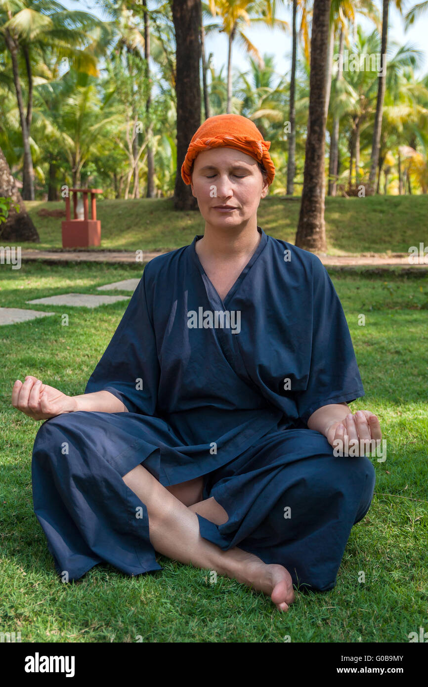 Femme médite après une application, sur-ayurveda Banque D'Images