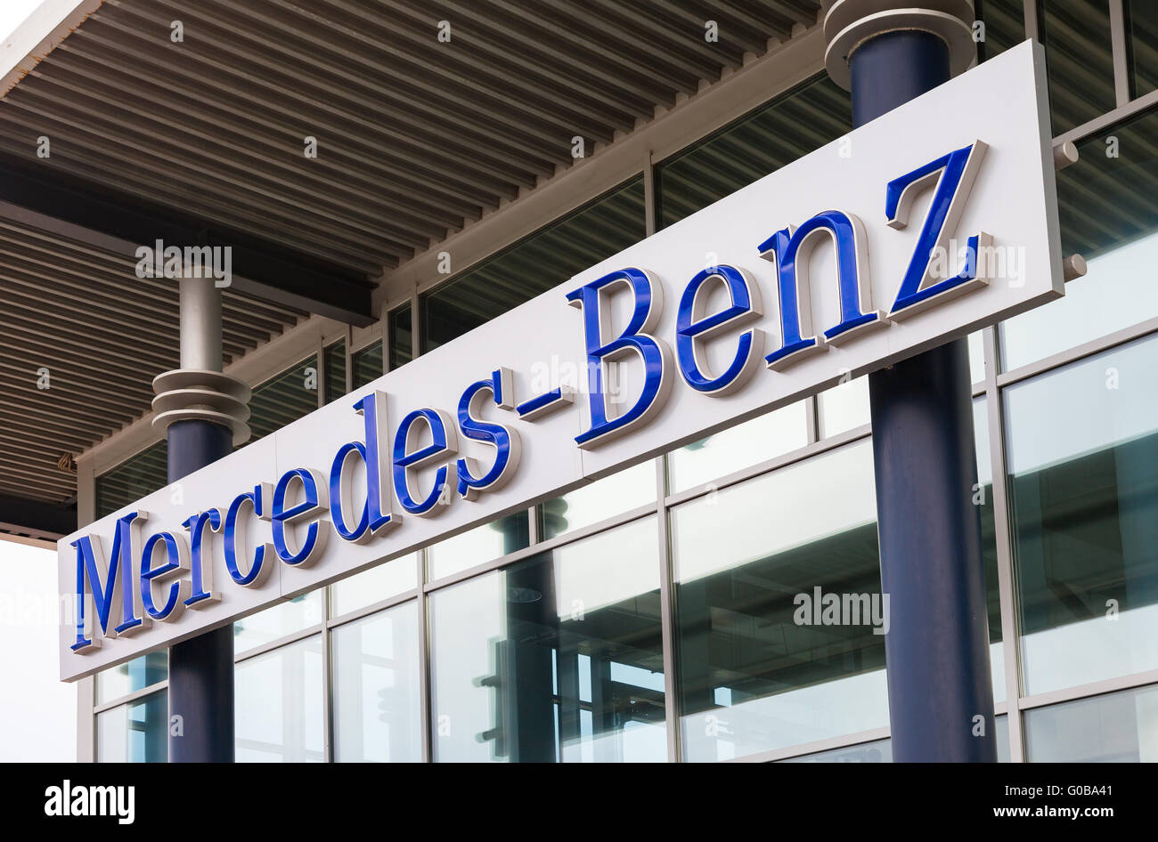 Office de revendeur officiel Mercedes-Benz. Mercedes-Benz est un constructeur automobile allemand Banque D'Images