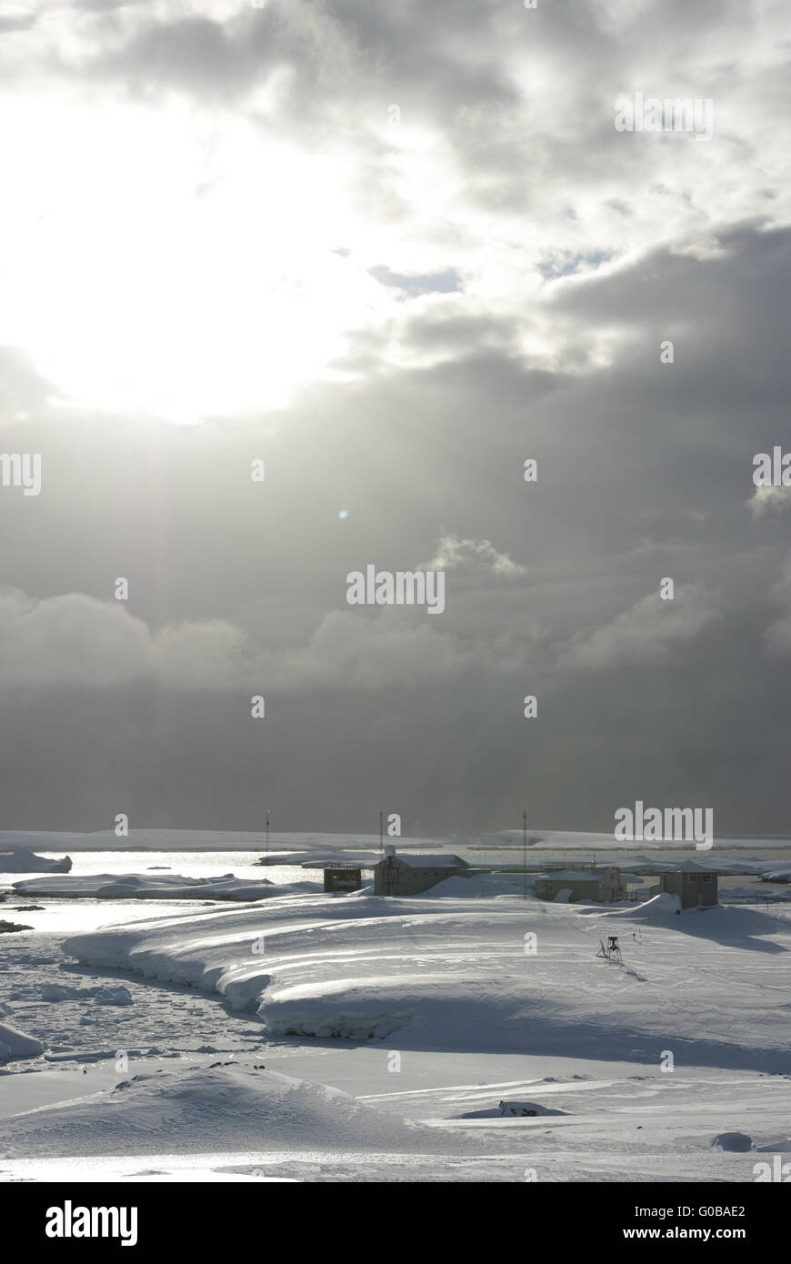 La station de l'antarctique en hiver, temps couvert. Banque D'Images