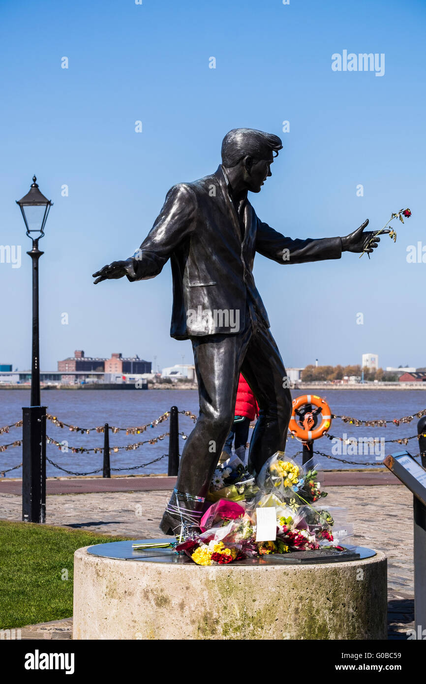 Billy Fury statue, Pier Head, Liverpool, Merseyside, Angleterre, Royaume-Uni Banque D'Images