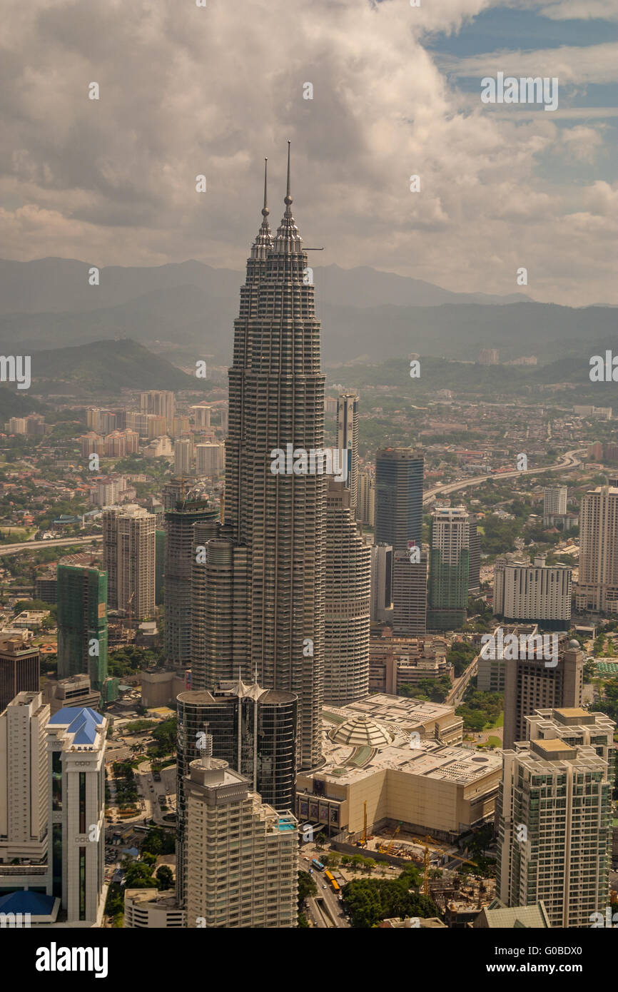 La Malaisie Kuala Lumpur Vue sur les tours jumelles Petronas de la tour de Kuala Lumpur Banque D'Images